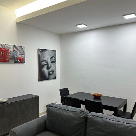 Modern Cenisio Apartment - Self Check-In & Parking Мілан Екстер'єр фото