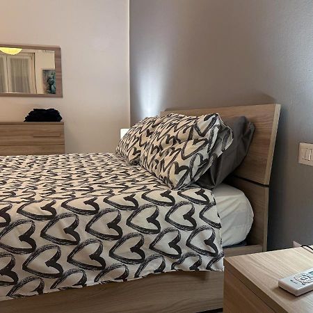 Modern Cenisio Apartment - Self Check-In & Parking Мілан Екстер'єр фото